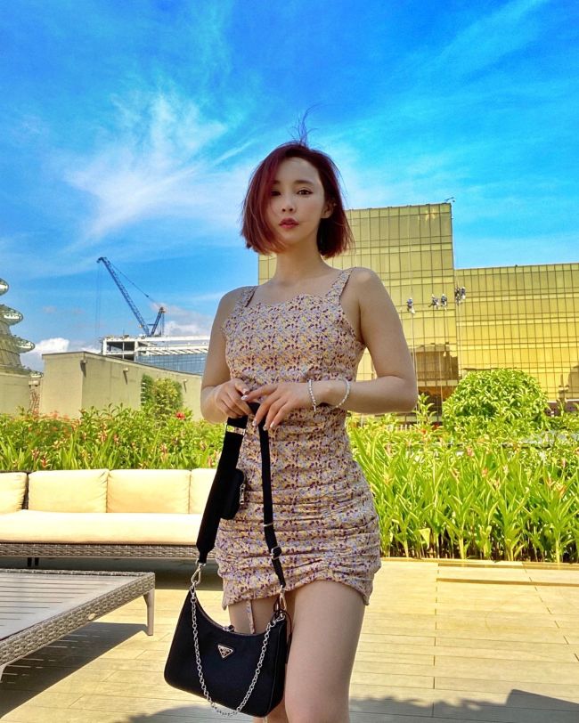 Không chỉ xinh đẹp, Jina còn gây ấn tượng bởi sự thông minh, thông thạo ba ngoại ngữ là tiếng Anh, tiếng Trung và tiếng Hàn nên cô thường xuyên có những chuyến du lịch khắp châu Á.
