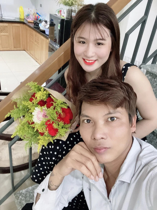 Cùng cố gắng phấn đấu, vợ chồng YouTuber quê Khánh Hòa đã gặt hái quả ngọt khi tậu nhà, xe và lấn sân sang kinh doanh. Hạnh phúc của cặp đôi khiến nhiều người ngưỡng mộ.
