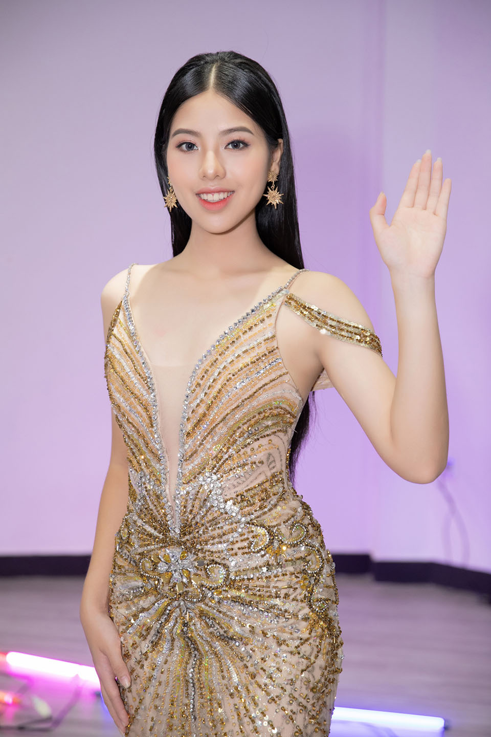 "Hoa hậu siêu quốc gia" Philippines dạy catwalk cho Hoa hậu Việt 16 tuổi đi thi quốc tế - 4