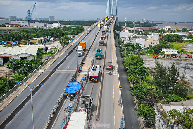 Ghi nhận của Tiền Phong vào chiều ngày 15/7, vì trên mặt cầu Phú Mỹ ngay phía làn ngoài cùng bên trái đang được rào chắn 2 đoạn (mỗi đoạn khoảng 30m) để sửa chữa nên giao thông qua khu vực bắt đầu ùn ứ kéo dài (hướng từ quận 7 về TP.Thủ Đức).