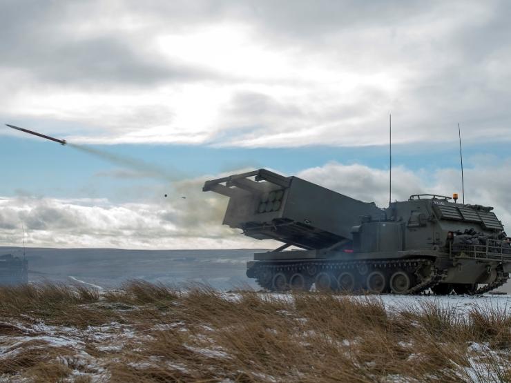 Ukraine tuyên bố nhận được vũ khí có tầm bắn xa như HIMARS, ống pháo nhiều gấp đôi