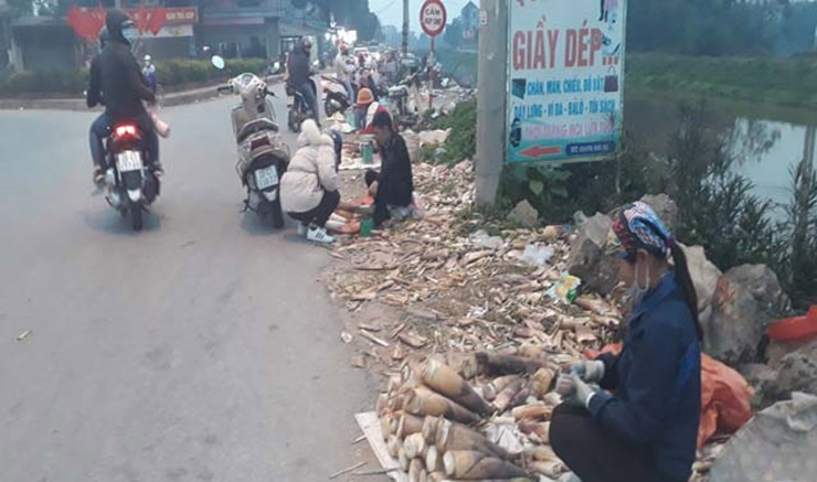 Anh Bảo (ở Thái Nguyên) cho hay, nếu chăm chỉ một ngày có thể hái được cả tạ măng rừng để bán cho thương lái.&nbsp;Mặc dù giá măng đắng Ngàn Me cao, nhưng người dân vẫn tìm mua măng vì đây là món ăn được nhiều người yêu thích.
