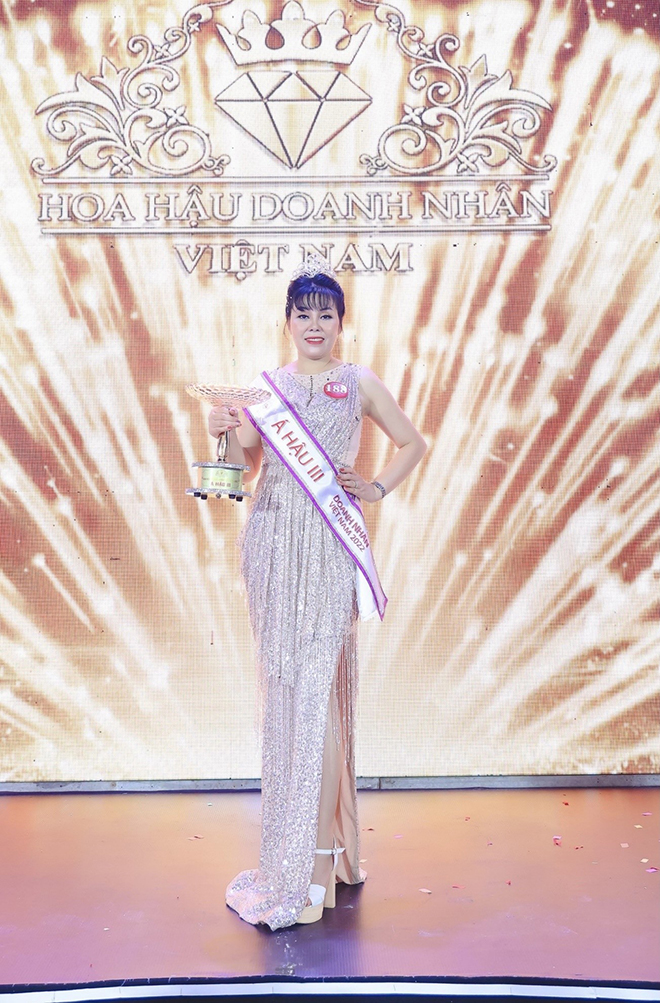 Doanh nhân Vũ Thị Lan Anh đăng quang Á hậu 3 trong đêm chung kết Hoa hậu Doanh nhân Việt Nam 2022