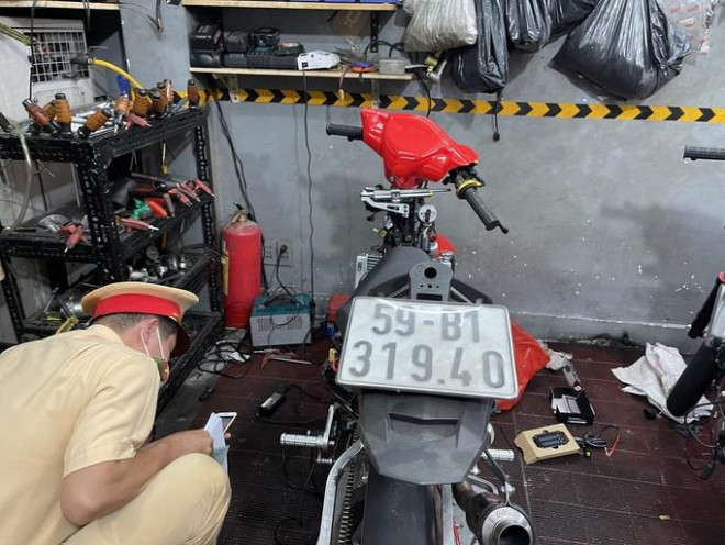 Lực lượng chức năng kiểm tra một điểm sửa chữa xe máy.