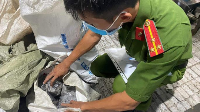 Lực lượng chức năng kiểm tra các linh kiện, phụ tùng tại các điểm kinh doanh có nghi vấn độ xe trái phép.