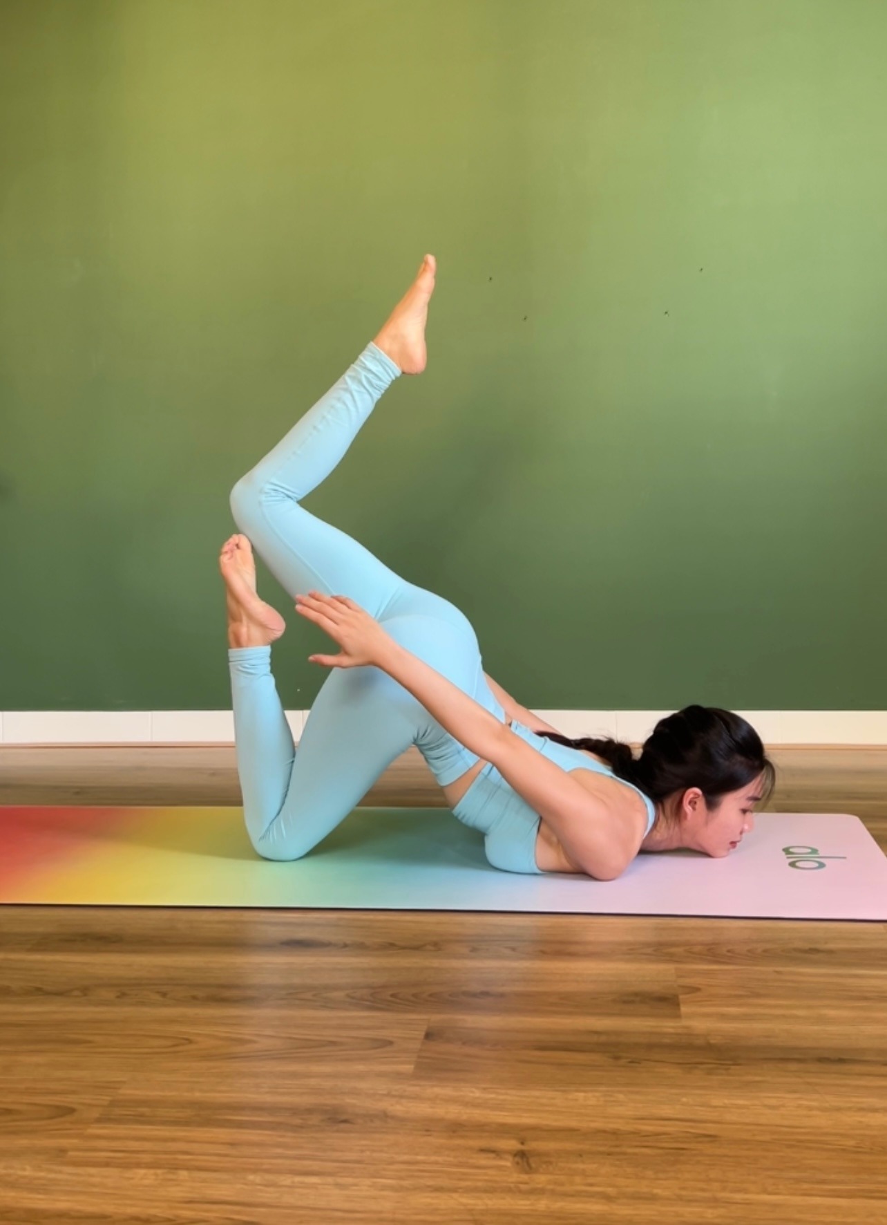 Trinh Võ thực hiện những động tác yoga đẹp mắt, điêu luyện.