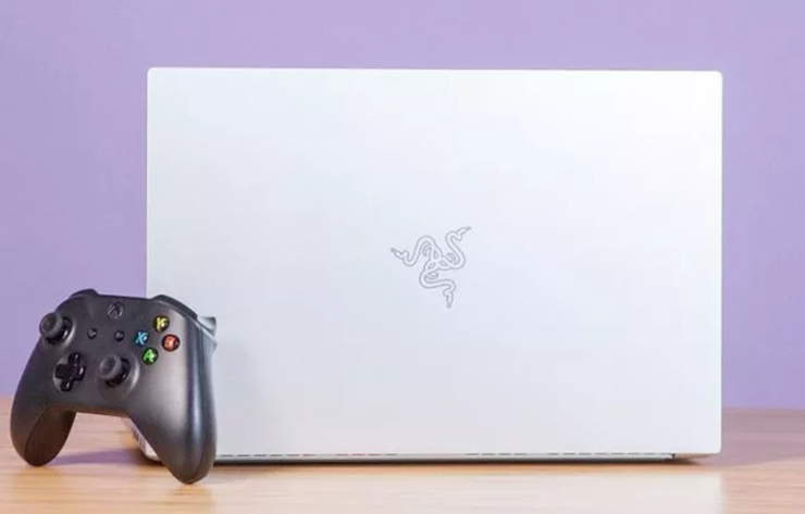 12. Razer Blade 15

Razer Blade 15 là một trong những máy tính xách tay chơi game nhẹ nhất, mang lại hiệu suất mạnh mẽ và thời lượng pin hơn 6 giờ. Đây cũng là hệ thống đầu tiên trong dòng Blade cung cấp khả năng lưu trữ kép. Thêm nữa, máy có kết cấu khung nhôm Mercury White tuyệt đẹp, thu hút mọi ánh nhìn.

Về hiệu suất, máy tích hợp card đồ họa Nvidia RTX, trang bị công nghệ dò tia và trí tuệ nhân tạo. Do đó, chiếc laptop chơi game này có thể dễ dàng chơi game, chỉnh sửa video, thực hiện tính toán,...
