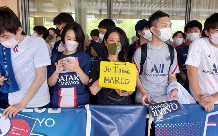 PSG &#34;đại náo&#34; Nhật Bản: Fan vỡ òa rơi nước mắt, Mbappe - Messi hào hứng - 3