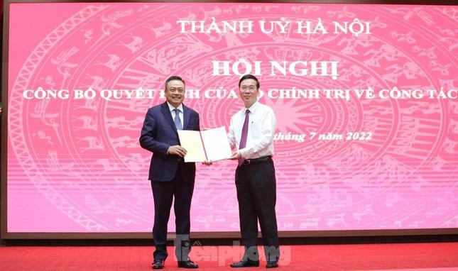 Thường trực Ban Bí thư Võ Văn Thưởng trao Quyết định cho tân Phó Bí thư Thành uỷ Hà Nội Trần Sỹ Thanh