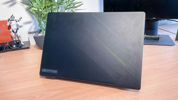 2. Asus ROG Zephyrus M16 (2022)

Về thiết kế, Asus ROG Zephyrus M16 (2022) nổi bật với kiểu dáng đẹp, màu đen tuyền và thiết kế ma trận đặc trưng, khung máy 15 inch nhỏ gọn tận dụng tối đa màn hình 16 inch WQXGA (độ phân giải 2560 x 1600).

Thiết bị không chỉ cung cấp CPU Intel Core i9 thế hệ thứ 12 mà còn là GPU RTX 3070 Ti. Đây là bản nâng cấp nổi bật đáng chờ đợi từ mô hình năm 2021. Nếu muốn có trong tay một trong những máy tính xách tay chơi game tốt nhất năm nay, ROG Zephyrus M16 (2022) chính là lựa chọn tốt.
