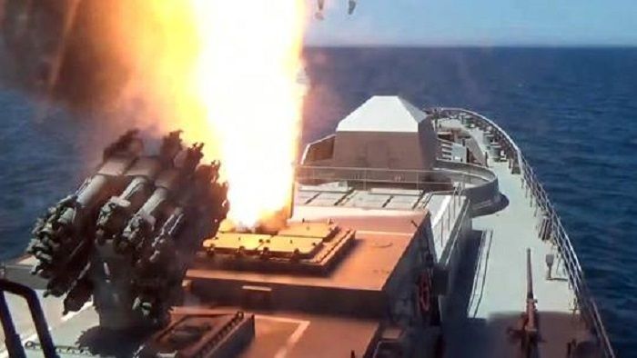 Tàu chiến Nga nã pháo vào các mục tiêu quân sự Ukraine (ảnh: RT)