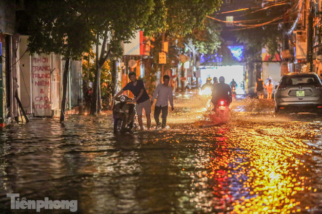 Nhiều phương tiện liều mình lao vào "biển nước" để... chết máy.