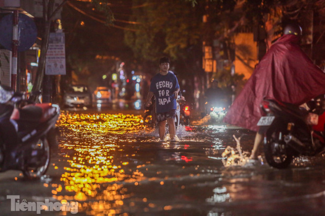 Cứ mưa là... lội.