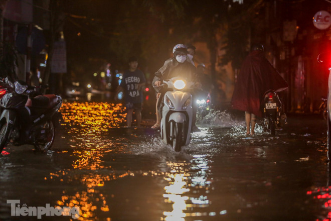 Mưa dông suốt đêm, nhiều tuyến phố Hà Nội ngập trong biển nước - 9