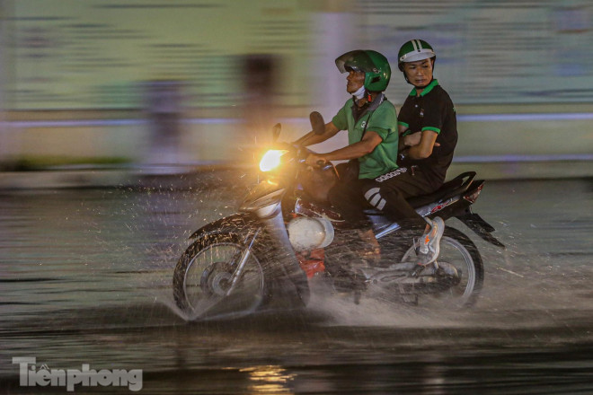 Mưa dông suốt đêm, nhiều tuyến phố Hà Nội ngập trong biển nước - 13