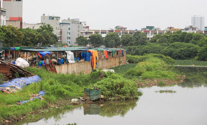 Thông tin về nguyên nhân, Đại diện Sở NN&amp;PTNT Hà Nội (chủ đầu tư) cho biết: Kênh dẫn nước chưa xong là do chưa giải phóng xong mặt bằng tại một số vị trí. Do đó, nước lũ chảy từ sông Nhuệ ra trạm bơm bị thu hẹp dòng. Sở NN&amp;PTNT đã làm văn bản gửi UBND thành phố chỉ đạo các đơn vị liên quan, trong đó có UBND quận Hà Đông, đẩy nhanh công tác giải phóng mặt bằng.