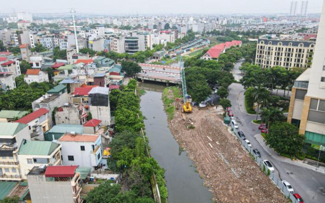 Ghi nhận của PV Báo Giao thông, mặc dù tình trạng ngập úng ở Hà Nội diễn biến ngày càng phức tạp, nhức nhối, song, dự án nạo vét, cứng hoá kênh La Khê dài 5,8km đến nay còn nhiều hạng mục chưa được triển khai thi công. Trong khi đó, máy móc được tập kết, rào tôn được thiết lập nhưng đi dọc dự án không có công nhân làm việc. Theo người dân ở đây, từ nhiều tháng nay dự án bị "đắp chiếu".