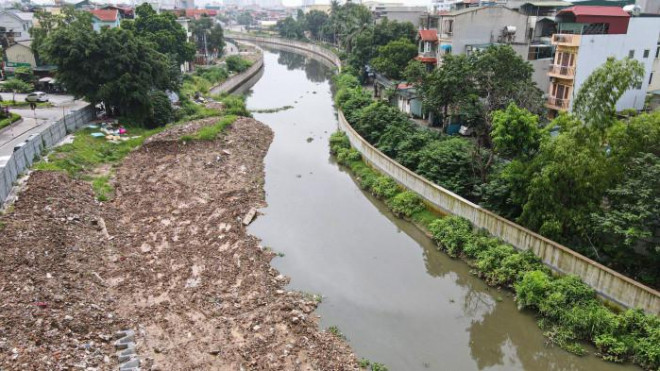 Những đoạn thi công dang dở, lòng kênh bị thu hẹp khiến khả năng tiêu nước giảm đi. Vì thế, các trận mưa thời gian qua cho thấy dự án tiêu nước lại làm cho tình trạng ngập úng trở nên nghiêm trọng hơn.