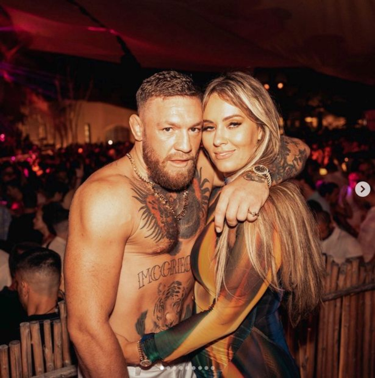 McGregor chụp ảnh cùng vợ