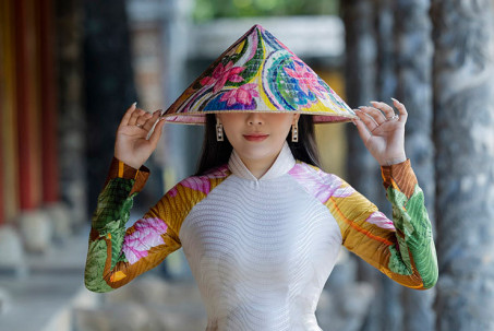 Hoa hậu Lý Kim Ngân diện áo dài thăm di tích Lăng Đồng Khánh tại Huế