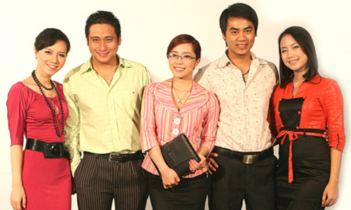 Minh Tiệp (thứ 2 từ trái qua) và dàn diễn viên "Lập trình cho trái tim".