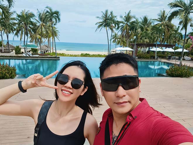 Minh Tiệp chia sẻ ảnh cùng vợ tại Đà Nẵng mới đây.