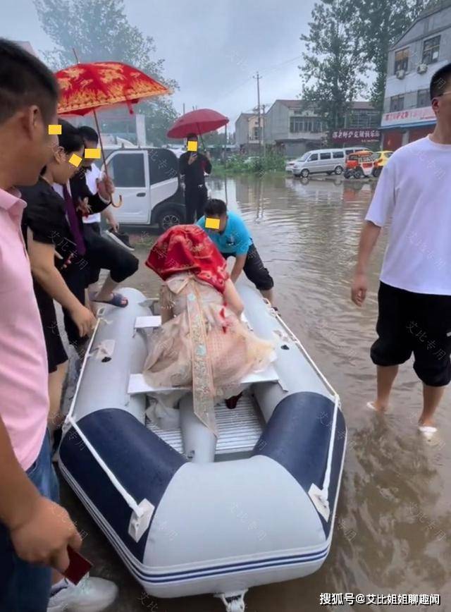 Chọn ngày lành tháng tốt để đám cưới, chú rể phải chèo thuyền rước dâu - 1