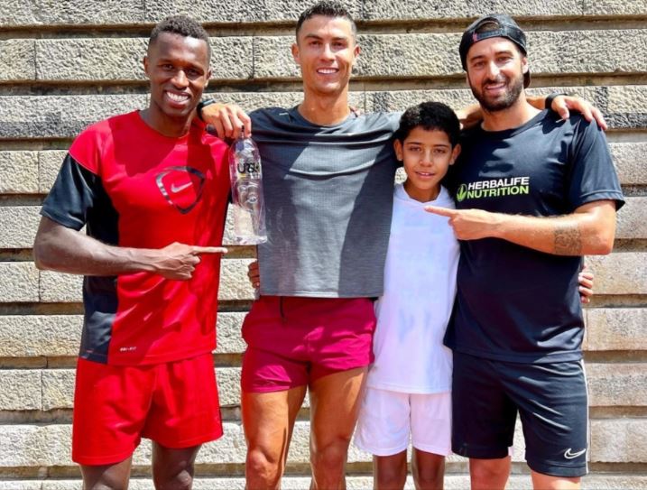 Ronaldo vừa khoe trên trang Instagram bức ảnh anh chụp cùng con trai Cristiano Junior và 2 đồng đội cũ ở lò đào tạo trẻ Sporting Lisbon