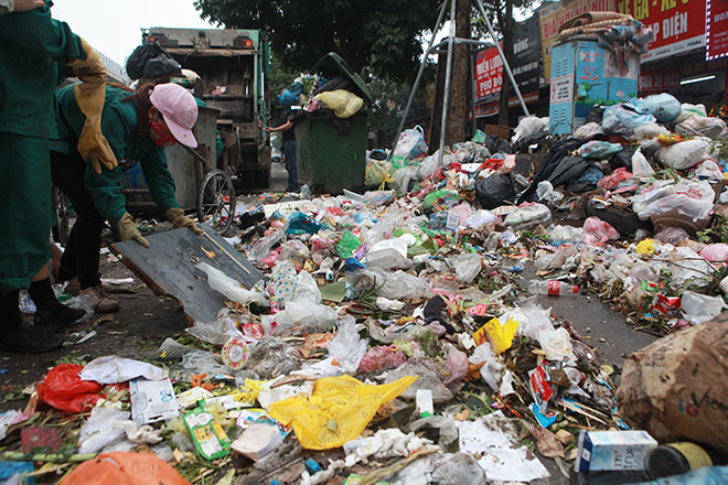 Vứt, thải, bỏ rác thải trên vỉa hè, lòng đường sẽ bị phạt từ 1 đến 2 triệu đồng.