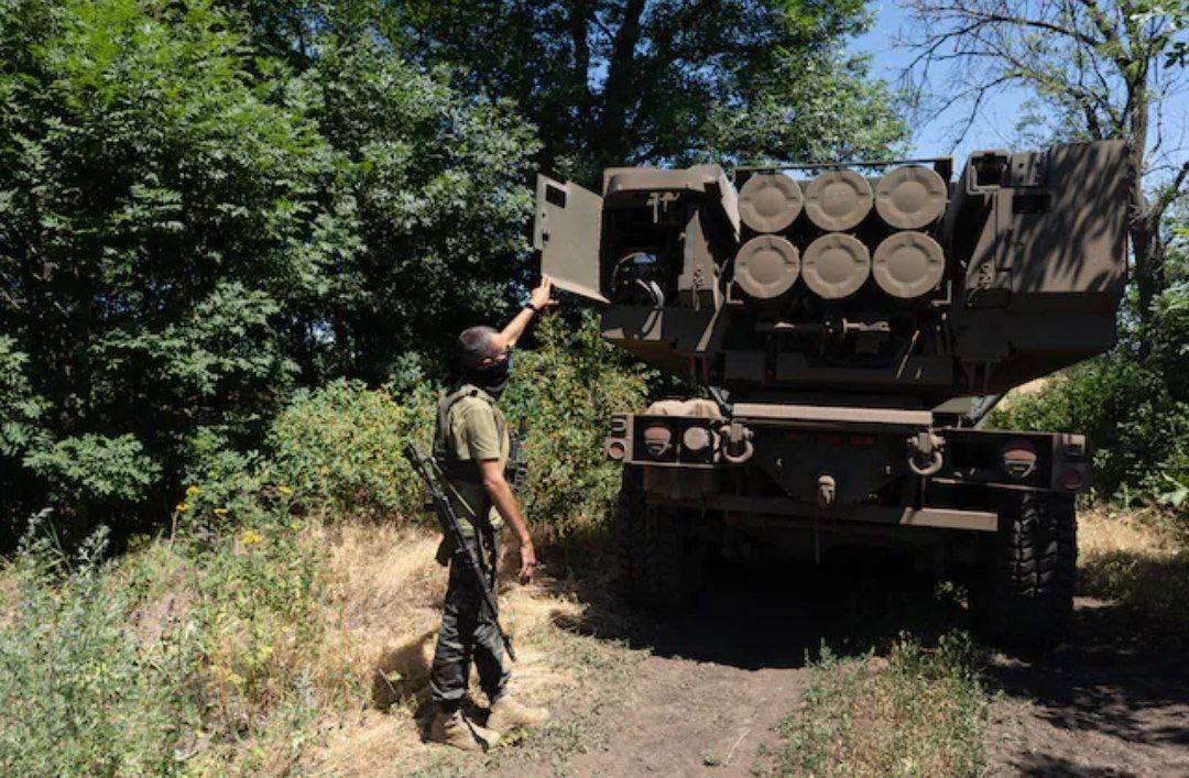 Quân đội Ukraine đưa hệ thống tên lửa HIMARS ra chiến trường (ảnh: CNN)