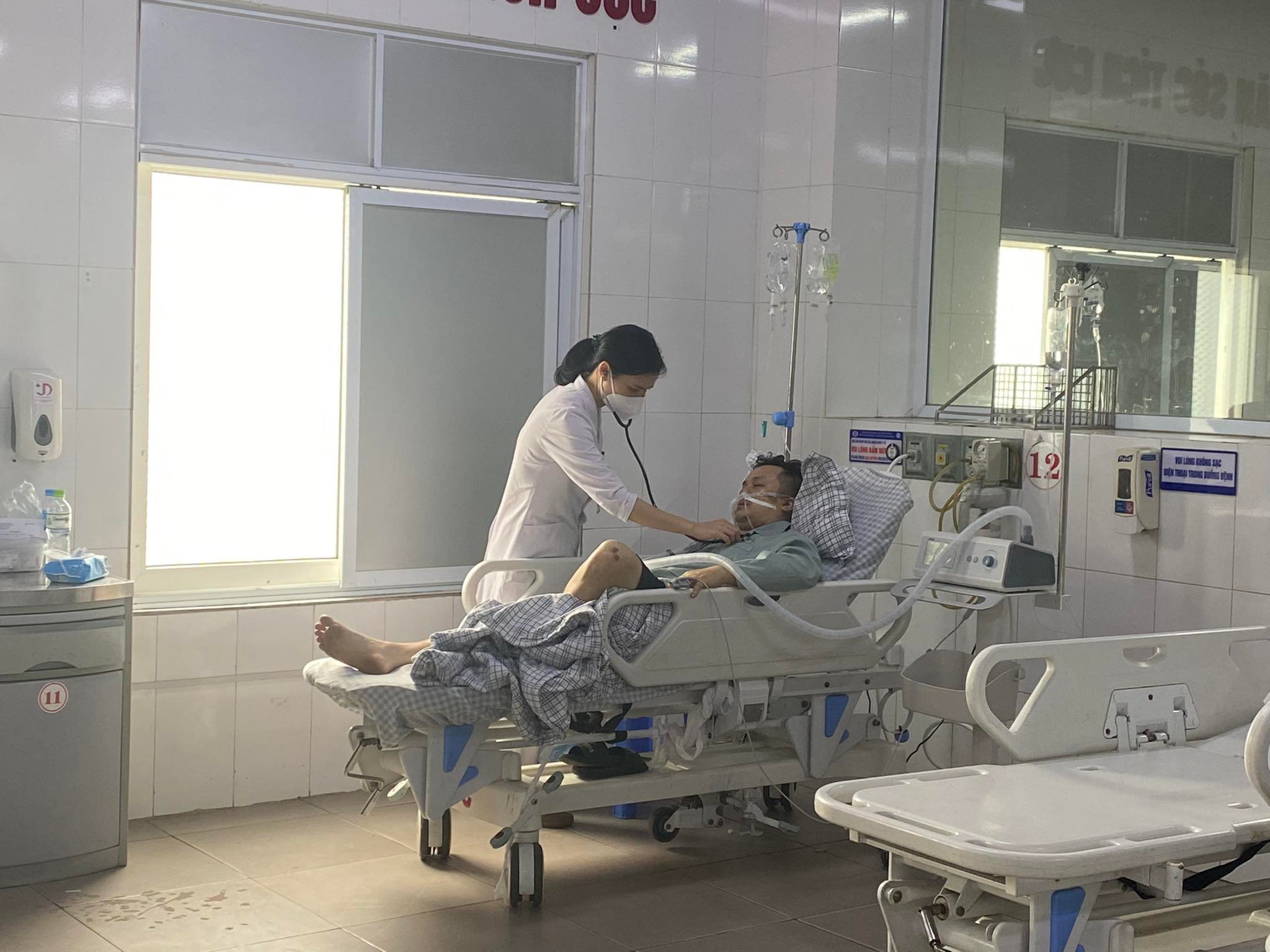 Nạn nhân bị thương đang được cấp cứu tại Bệnh viện Đa khoa tỉnh Phú Thọ đã qua cơn nguy kịch
