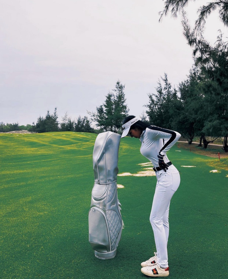 &#34;Hot girl siêu xe&#34; Quảng Bình chăm xoạc chân, chơi golf để dáng chuẩn mẫu - 5