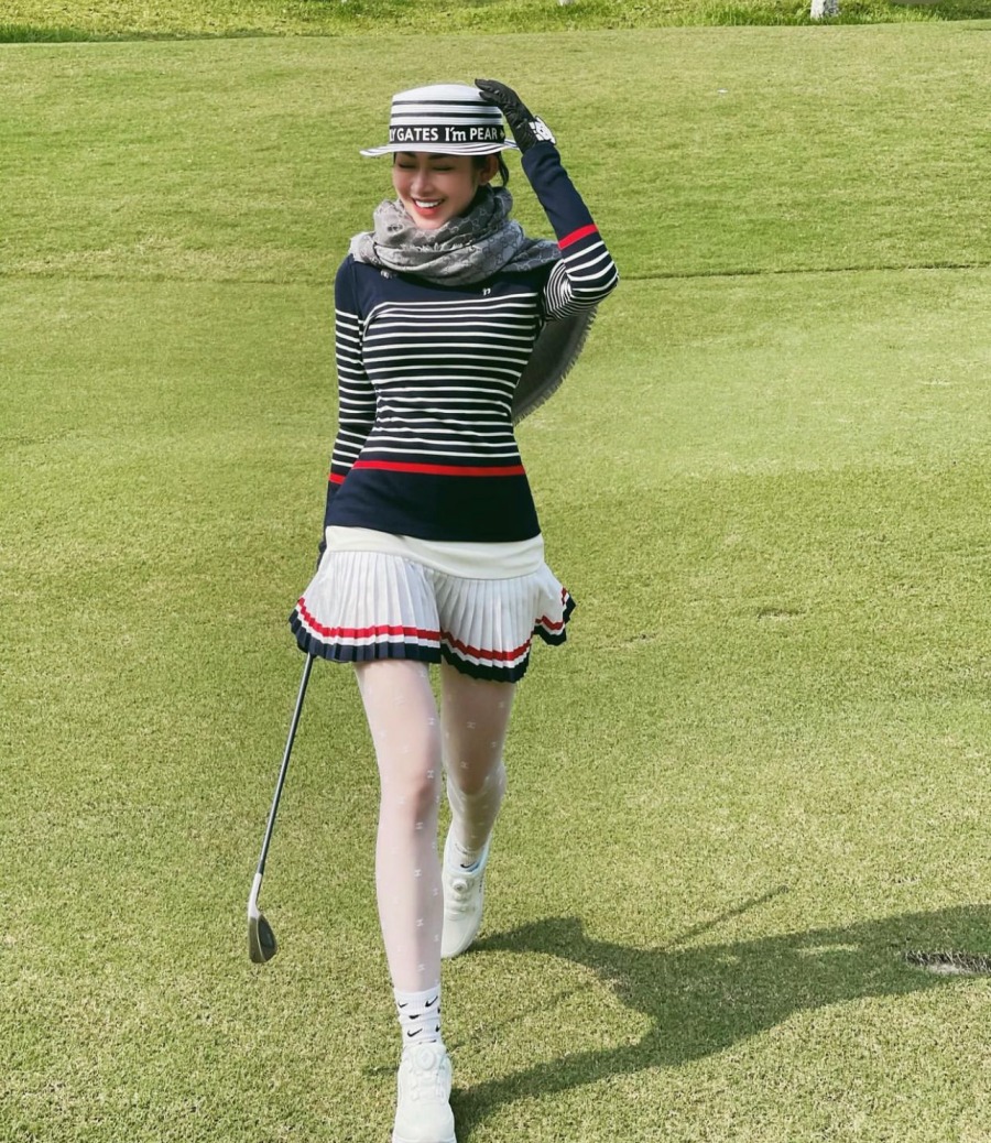 &#34;Hot girl siêu xe&#34; Quảng Bình chăm xoạc chân, chơi golf để dáng chuẩn mẫu - 4