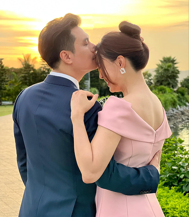 Việt Anh đăng ảnh ôm hôn người đẹp và nói nhớ nhung, Quế Ngọc Hải bình luận bất ngờ - 1