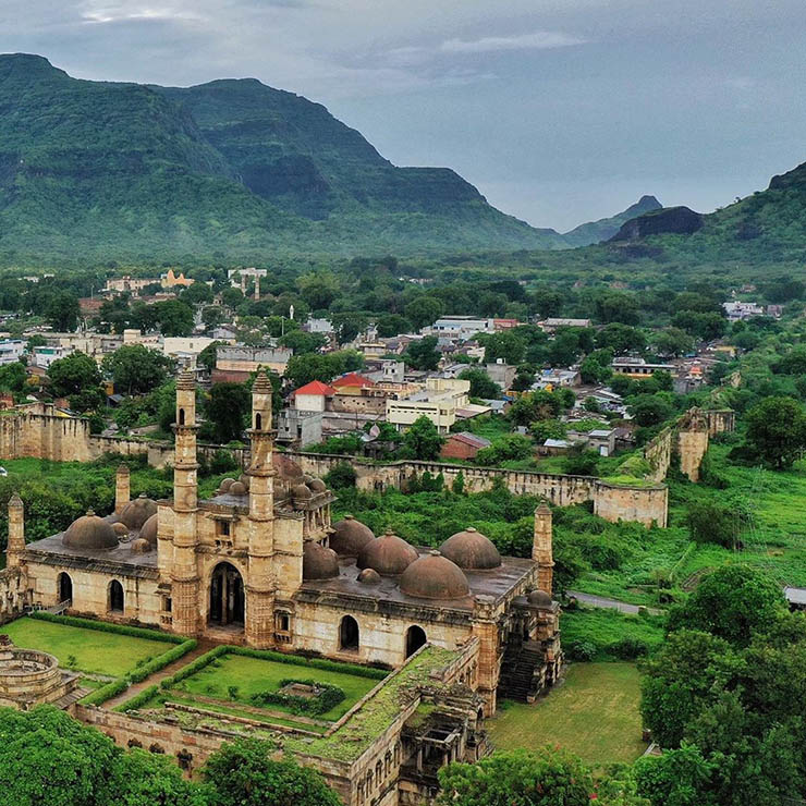 10. Dưới chân đồi Pavagadh là ngôi làng của người Champaner, thưa thớt dân cư. Nó trở thành ngôi làng hiếm hoi còn sinh sống bên trong một địa điểm khảo cổ.
