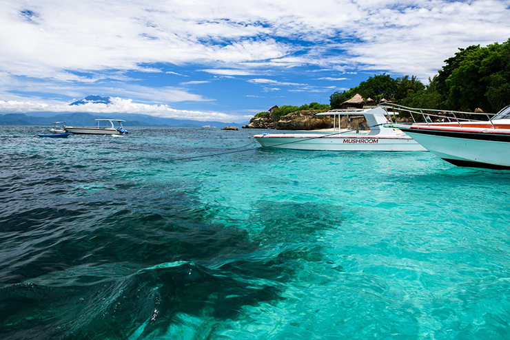 Indonesia: Những&nbsp;màu sắc rực rỡ nhất châu Á đều có thể tìm thấy ở Indonesia. Biển rực rỡ với màu ngọc lam và thường được bao quanh bởi những tán lá xanh tươi cùng bầu trời trong veo.&nbsp;
