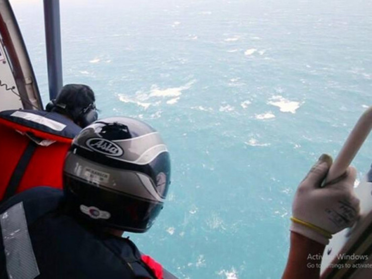 Trực thăng Hải quân tham gia tìm kiếm 8 thuyền viên Bình Thuận mất tích trên biển