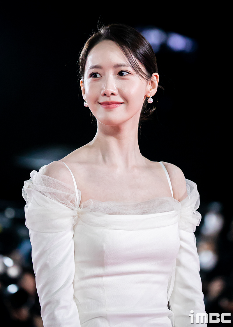 &#34;Nữ thần sắc đẹp Hàn Quốc&#34; lên top 1 tìm kiếm vì tự sửa lại cổ áo trước đám đông - 12