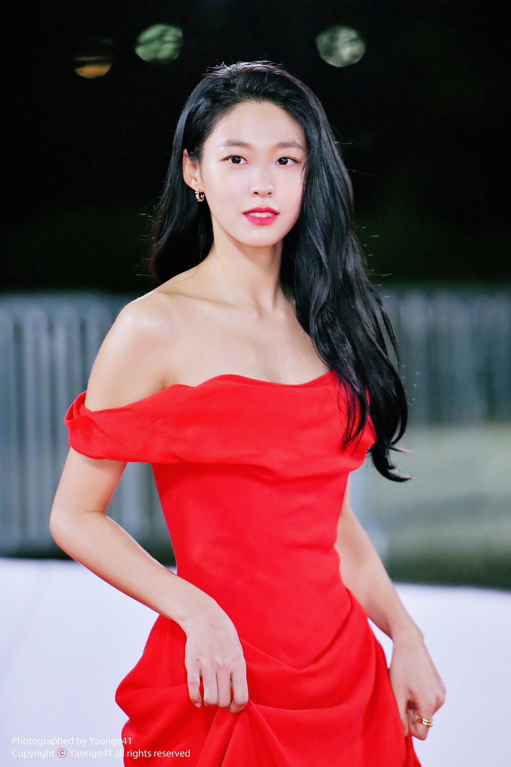 &#34;Nữ thần sắc đẹp Hàn Quốc&#34; lên top 1 tìm kiếm vì tự sửa lại cổ áo trước đám đông - 11