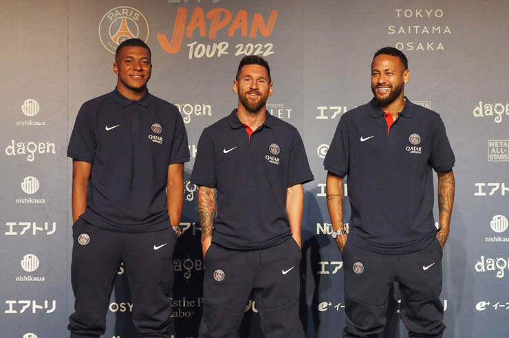 Neymar (ngoài cùng bên phải) cùng dàn siêu sao PSG đang có mặt ở tour du đấu tại Nhật Bản