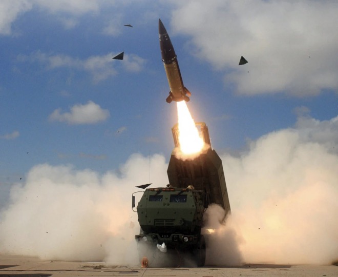 Mỗi hệ thống HIMARS có thể mang theo một tên lửa đạn đạo chiến thuật ATACMS, tầm bắn 300km.