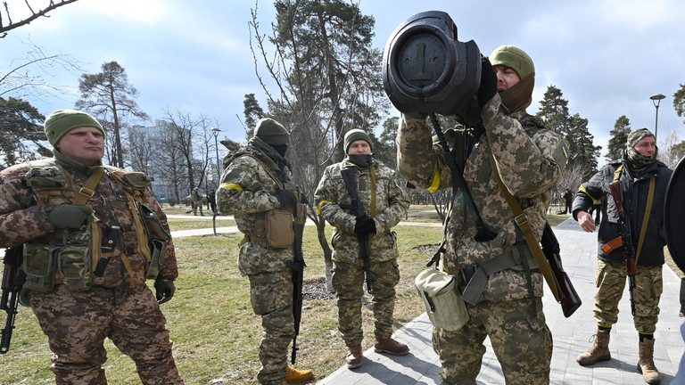 Binh sĩ Ukraine kiểm tra một lô vũ khí do phương Tây viện trợ (ảnh: RT)