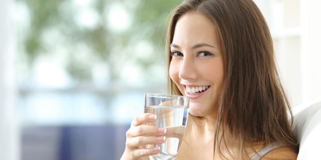 Uống nước thường xuyên để tránh mất nước vào mùa nóng.