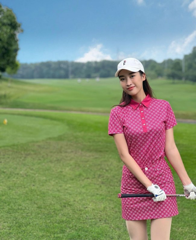 Không những thế, Đỗ Mỹ Linh còn được khen ngợi về khía cạnh thời trang chơi golf.
