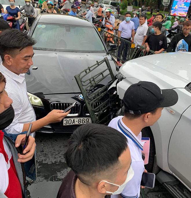 Xe bán tải tông vào hàng rào phân cách lao sang hướng ngược lại, va chạm với một ô tô&nbsp;BMW.