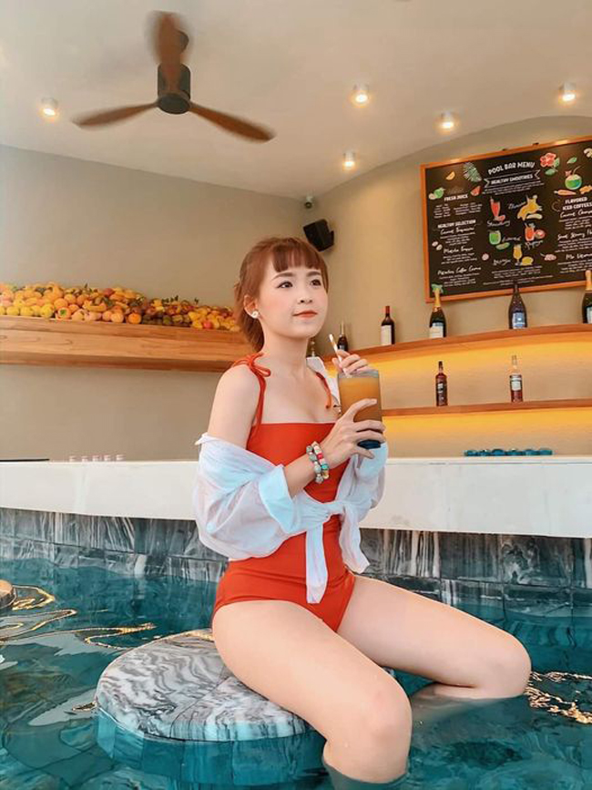 Cô nàng hiếm khi đăng ảnh bikini nhưng mỗi lần đăng đều bị các thành viên nam trong nhóm FAPtv trêu chọc.
