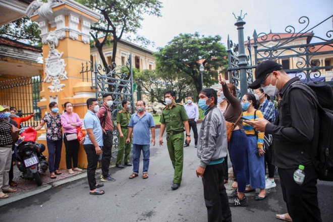 Lực lượng chức năng liên tục nhắc nhở người dân giữ trật tự, không tập trung đông trước cổng tòa án