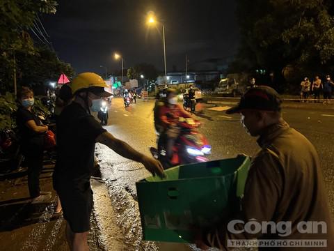 Người dân quyên góp hỗ trợ nạn nhân