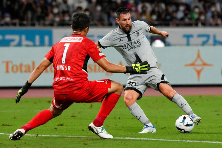 Messi đã lừa qua cả thủ môn của Kawasaki Frontale