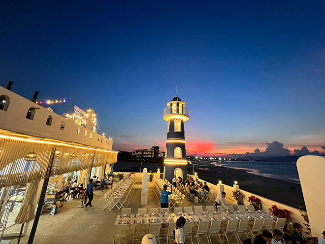 Không gian bàn tiệc ngoài trời được setup lung linh - Ảnh: Hoàng Thao Seaview